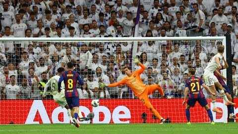 Jude Bellingham saat membobol gawang Barcelona. (REUTERS/Albert Gea)